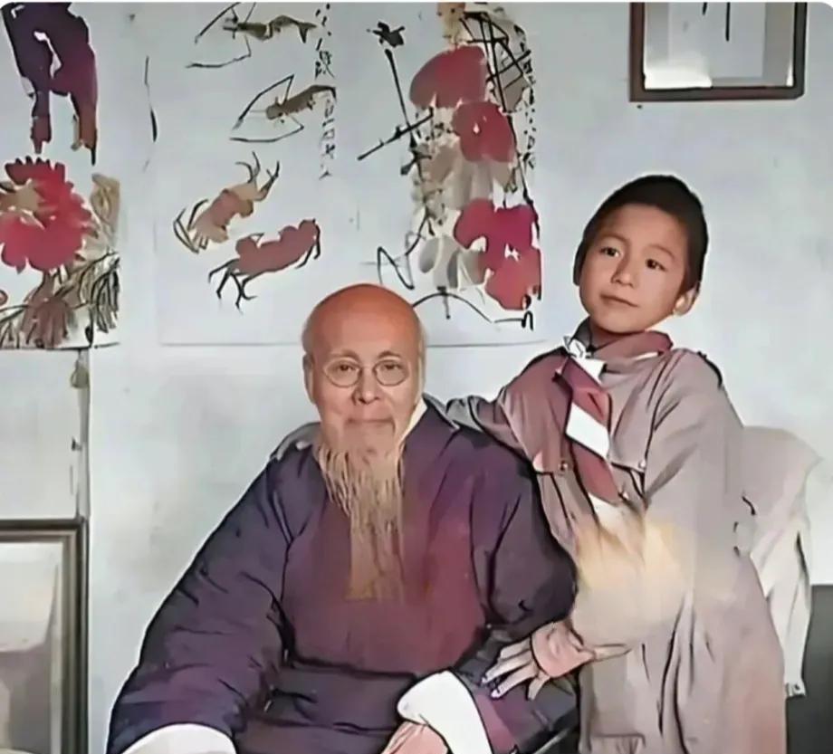这张照片拍的是齐白石老人与他的幼子齐良末的合影。齐良末乃是齐白石的第七个孩子，于