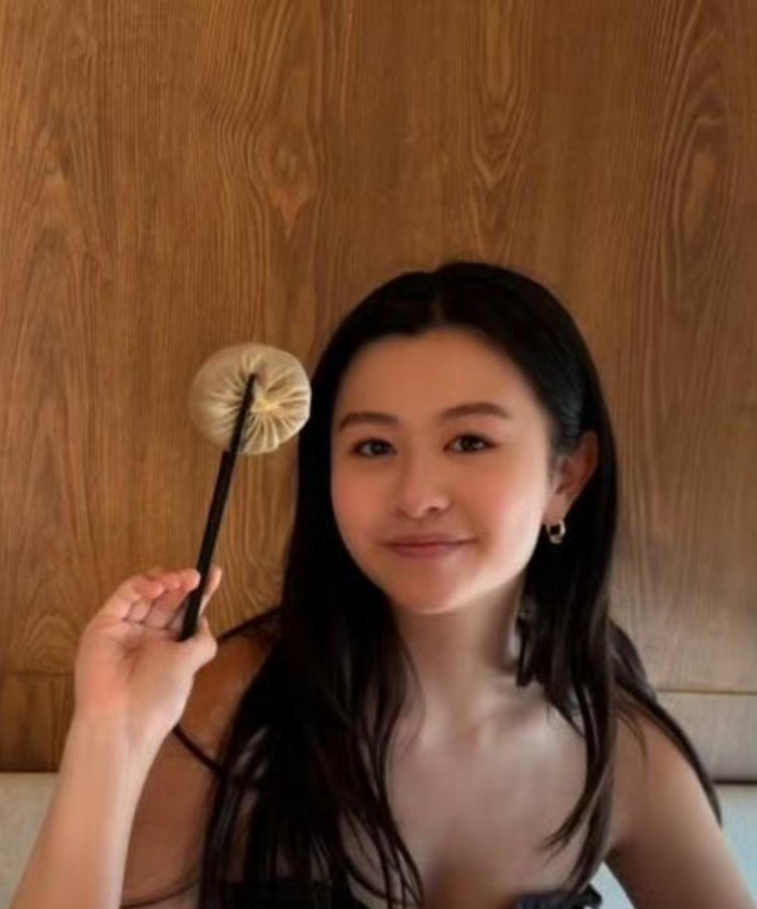 #邱淑贞二女儿晒照# 邱淑贞二女儿沈日晒出个人美照，身穿简约细肩带上衣，肌肤，长