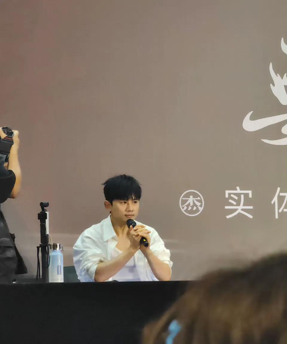 张杰：我希望这次是最不无聊的签售 因为我后面还有三天演唱会 演唱会前签售的也只有