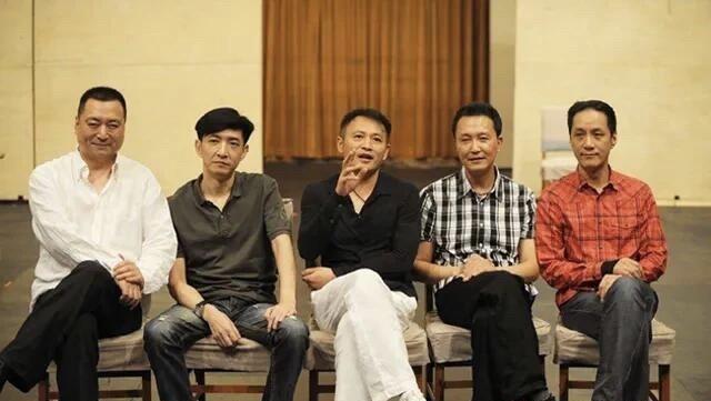 这是早些年演员们的一张合影，看了半天也只认识了右边第二个的吴刚，他应该是属于出道