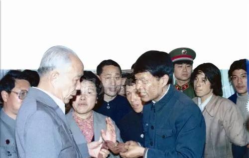 1986年4月6日，万里乘坐面包车到瑞安县塘下区，考察当地的家庭工业。给“温州模