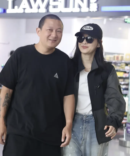 梅婷夫妇首都机场现身，低调牵手爱意满满