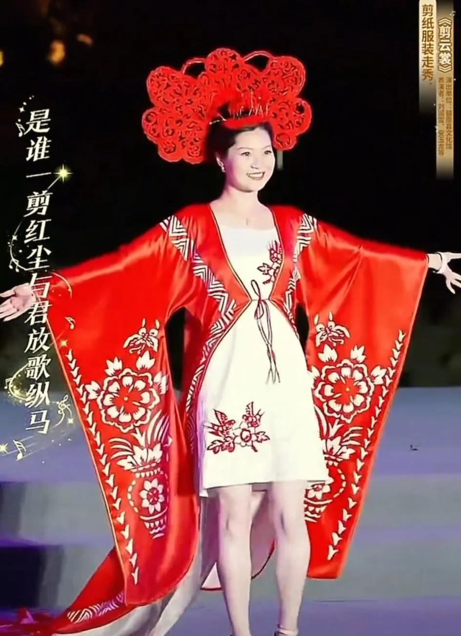 只有我想不到的，没有盼盼做不到的。
今晚盼盼还穿上剪纸服装走秀呢。[赞][赞]惊