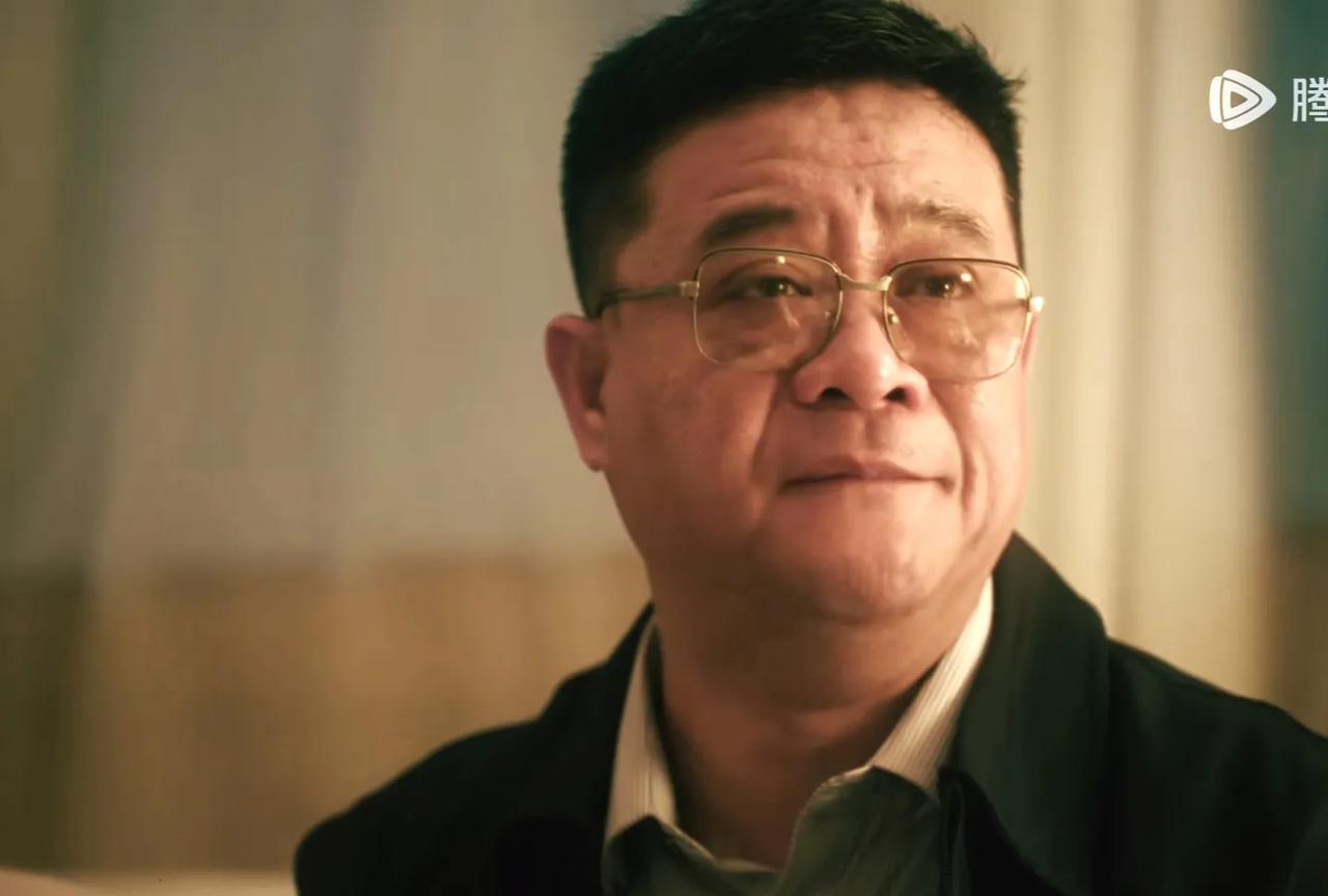 《扫毒风暴》:正因为这个人，卢少骅才被调入了警察局…
由于厂里只有一个进入警察局