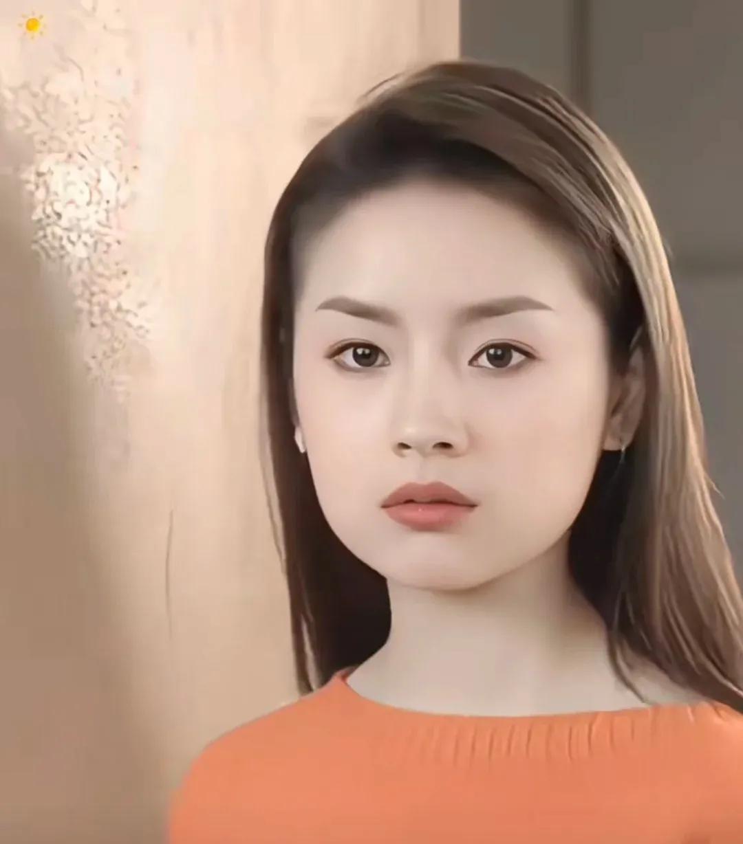 年轻时的董洁是顶级小白花长相了，不笑的时候清冷，笑起来清纯。#董洁#