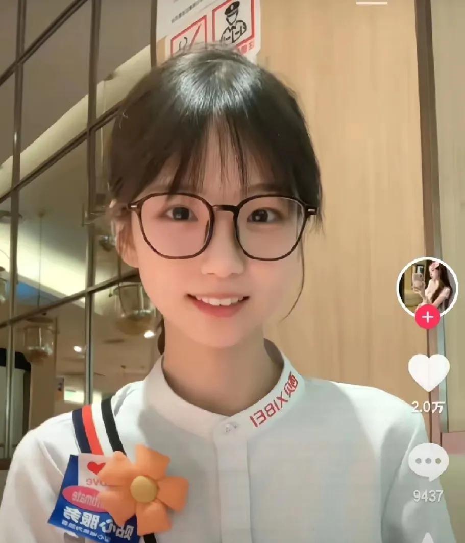 西贝的这个清纯小妹，秀色可餐，恰如一丰bZ5给用户带来的安全舒适感，让人不忍心呵