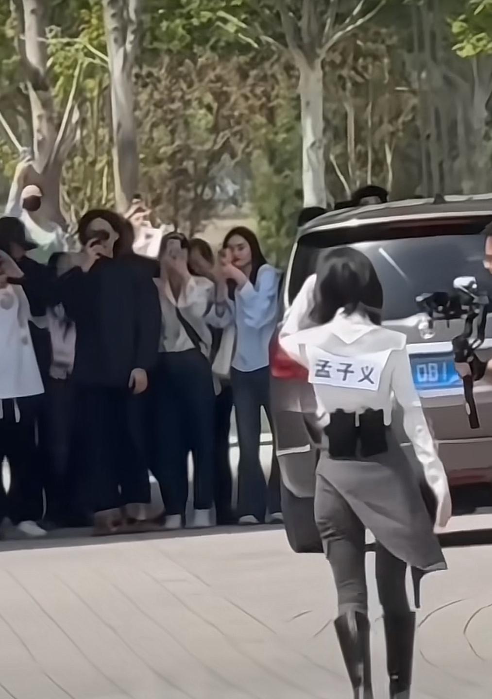 孟子义的生图简直美极了呀，这身材，这颜值，就像清水出芙蓉一般自然灵动。镜头之下，