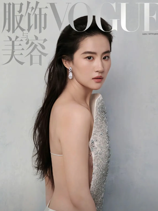估计刘亦菲也后悔了
没料到，自己拍了个vogue的封面，
自己的礼服没火，品牌方