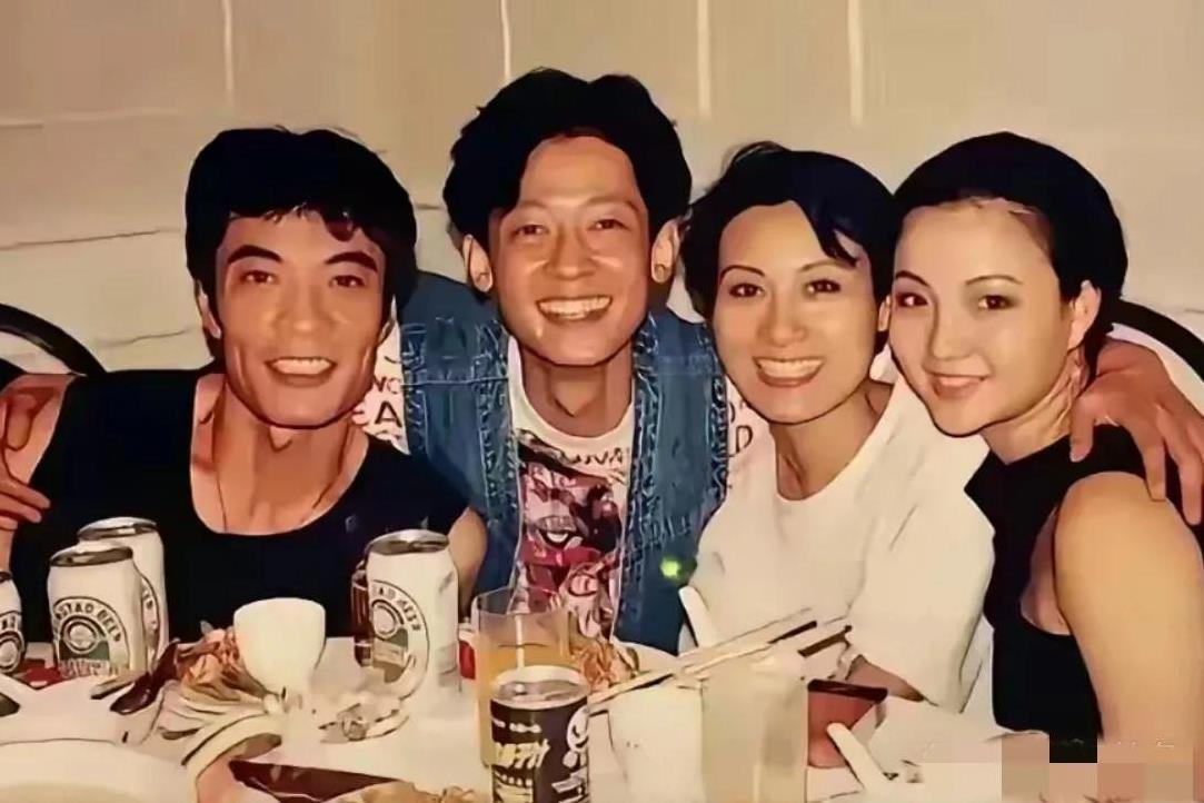这张照片中我只认出了笑容很有感染力的王志文与面色偏黑的刘威，那两位笑容灿烂的美女
