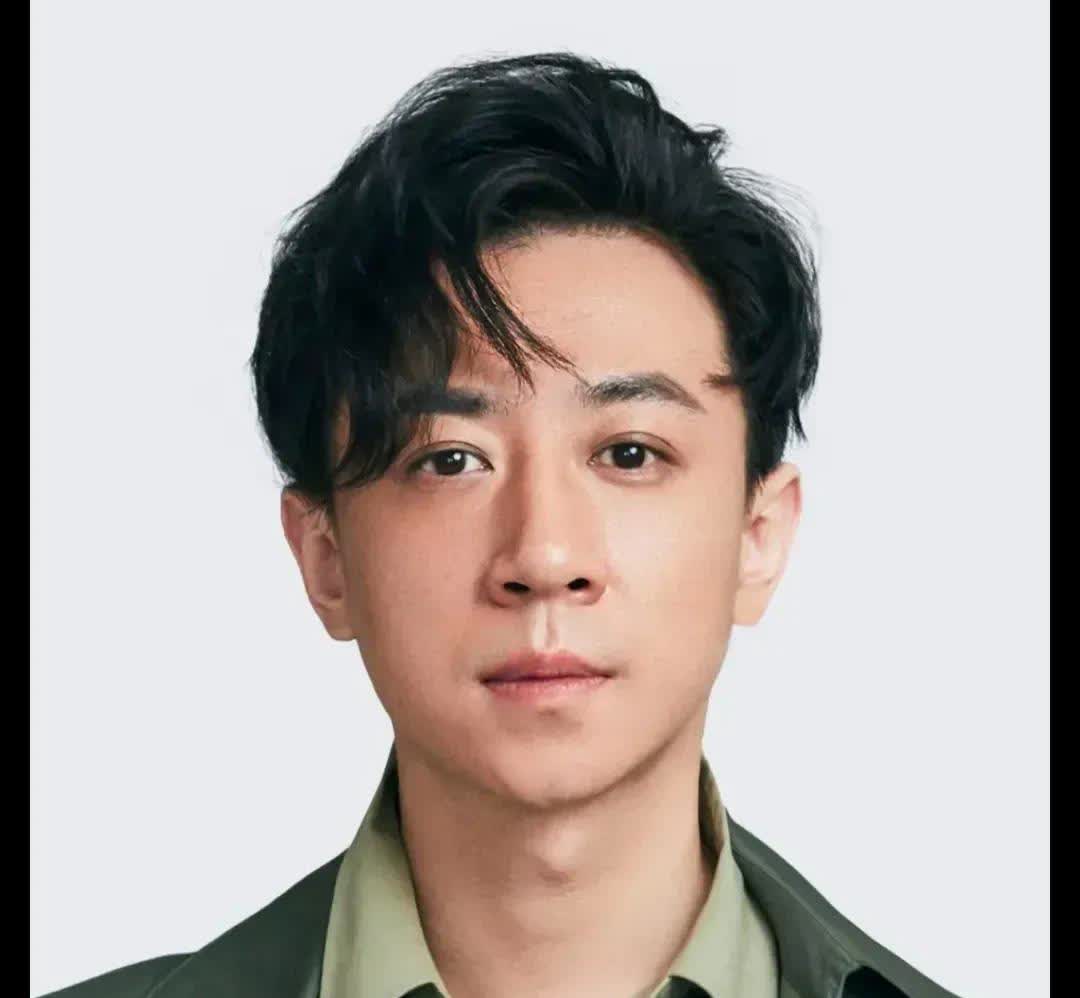 同样是“女神收割机”，
为啥就张维伊被骂上热搜？
 
看对比就懂了：张伦硕