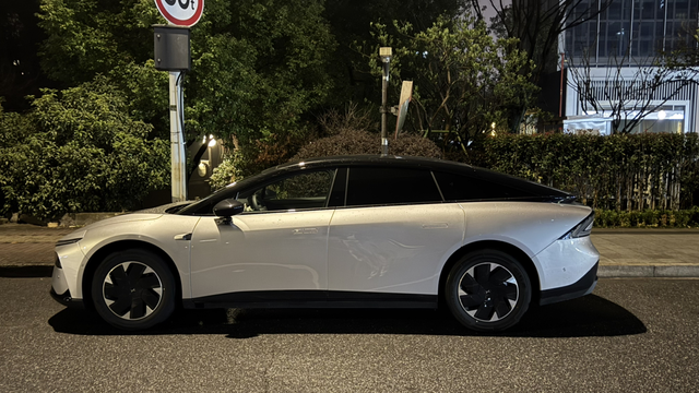 小区门口第一辆野生p7+超帅
小鹏p7+银色侧颜是真的帅，已经加入菜单，静待上桌