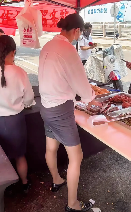 我们这边高级酒店的饭店都出来摆摊了，每天下班都能看到很多大酒店的摆地摊，看来现在