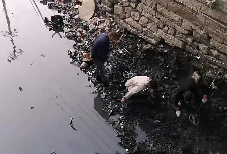 苏州古运河清除淤泥，几十位淘宝者拿着金属探测仪在河道里寻宝，难道不违法吗？
按照