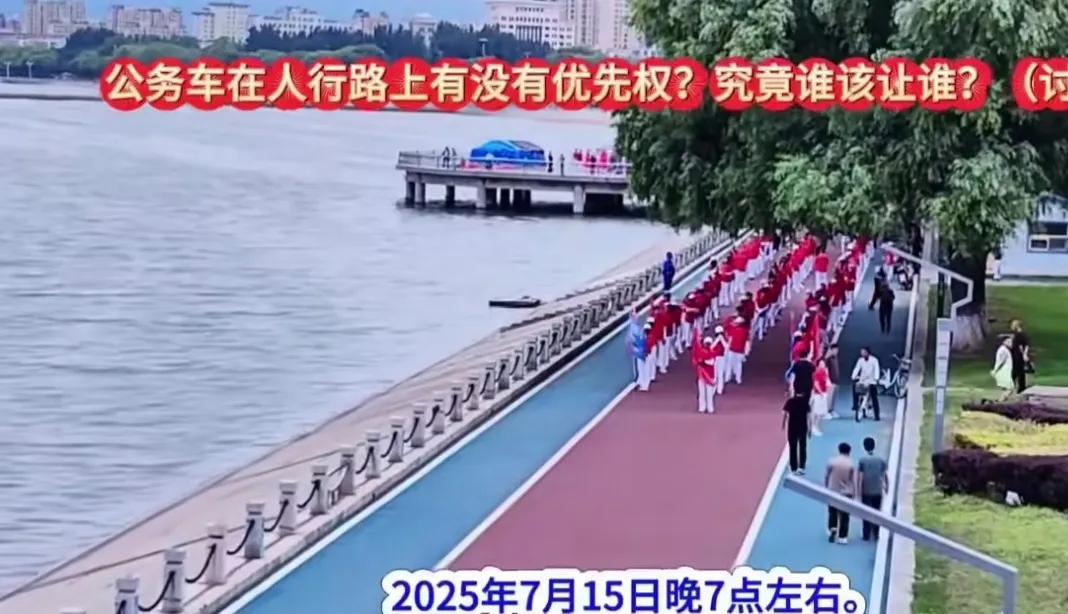 7月15日，在辽宁，一条河边的人行步道上，一队暴走团举着旗子列队三路，正走在人行