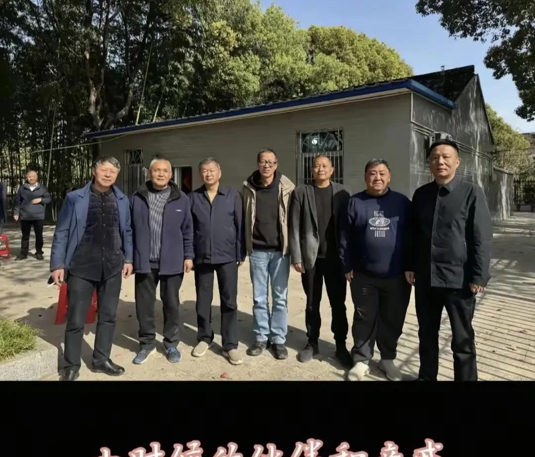 俞敏洪真的好念旧情哦，回江阴扫墓，竟然还要跟小时候的玩伴，亲戚一起合影，聚会。很
