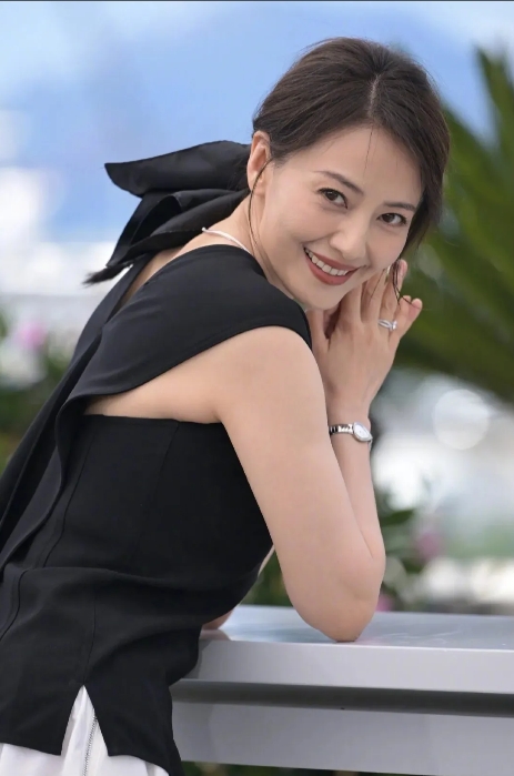 高圆圆，一个字，美。[赞][赞][赞][赞]
