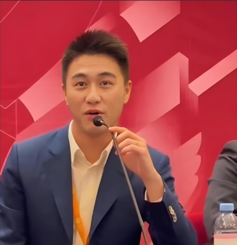 美国的关税打压之时，中国出现了一位厉害人物！他就是29岁的香港青年，赌王之子何猷