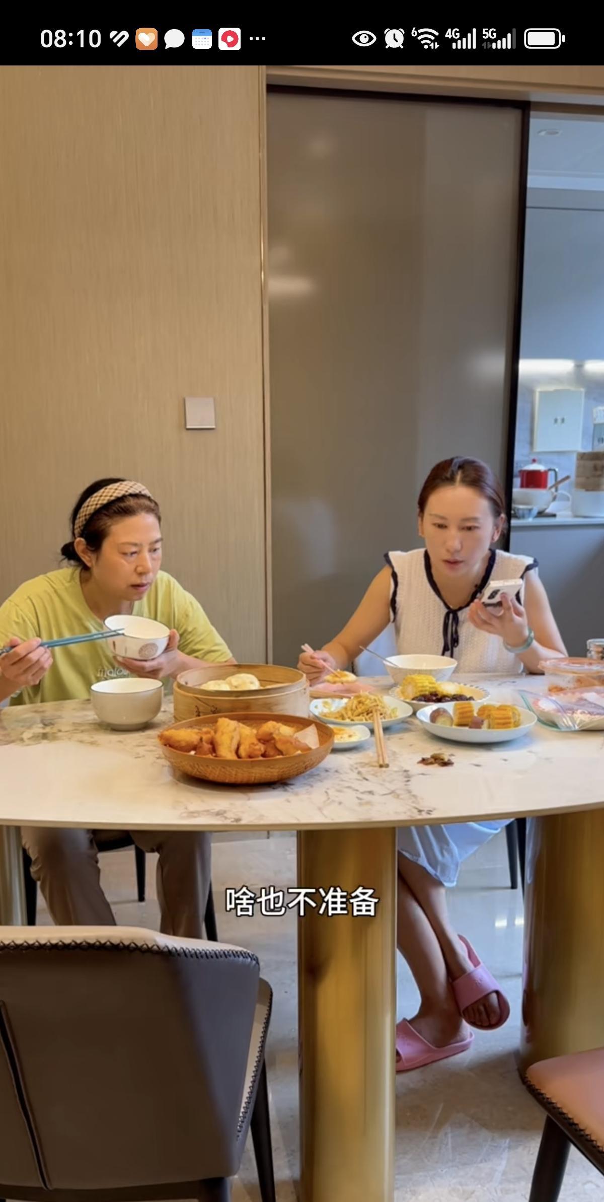 亚慧婆婆其实也挺喜欢媳妇女儿一起回老家的。
亚慧婆婆早早的就回洛阳，回去帮忙，