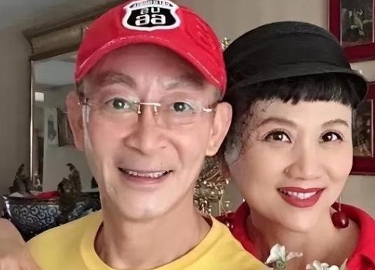 1995年，六小龄童的妻子因生不出儿子，主动提离婚，没想到丈夫3句话就让她瞬间泪