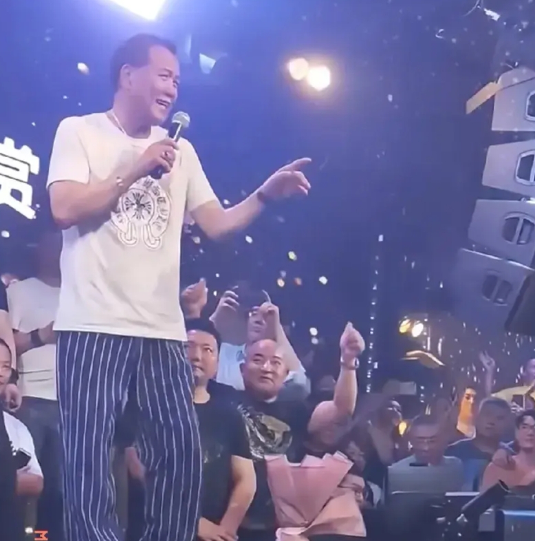 67岁万梓良，啃着12元的猪脚饭，衣袖磨得发亮，可台下观众早已为他那句“做兄弟，