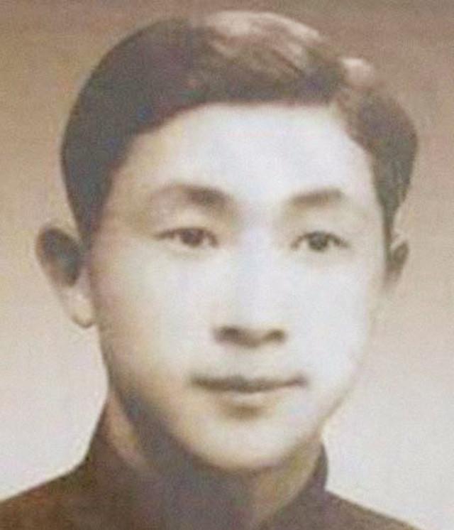 1947年，地下党洪任明在火车站旁看到了战友，对方却无视了他，将视线移向别处，突