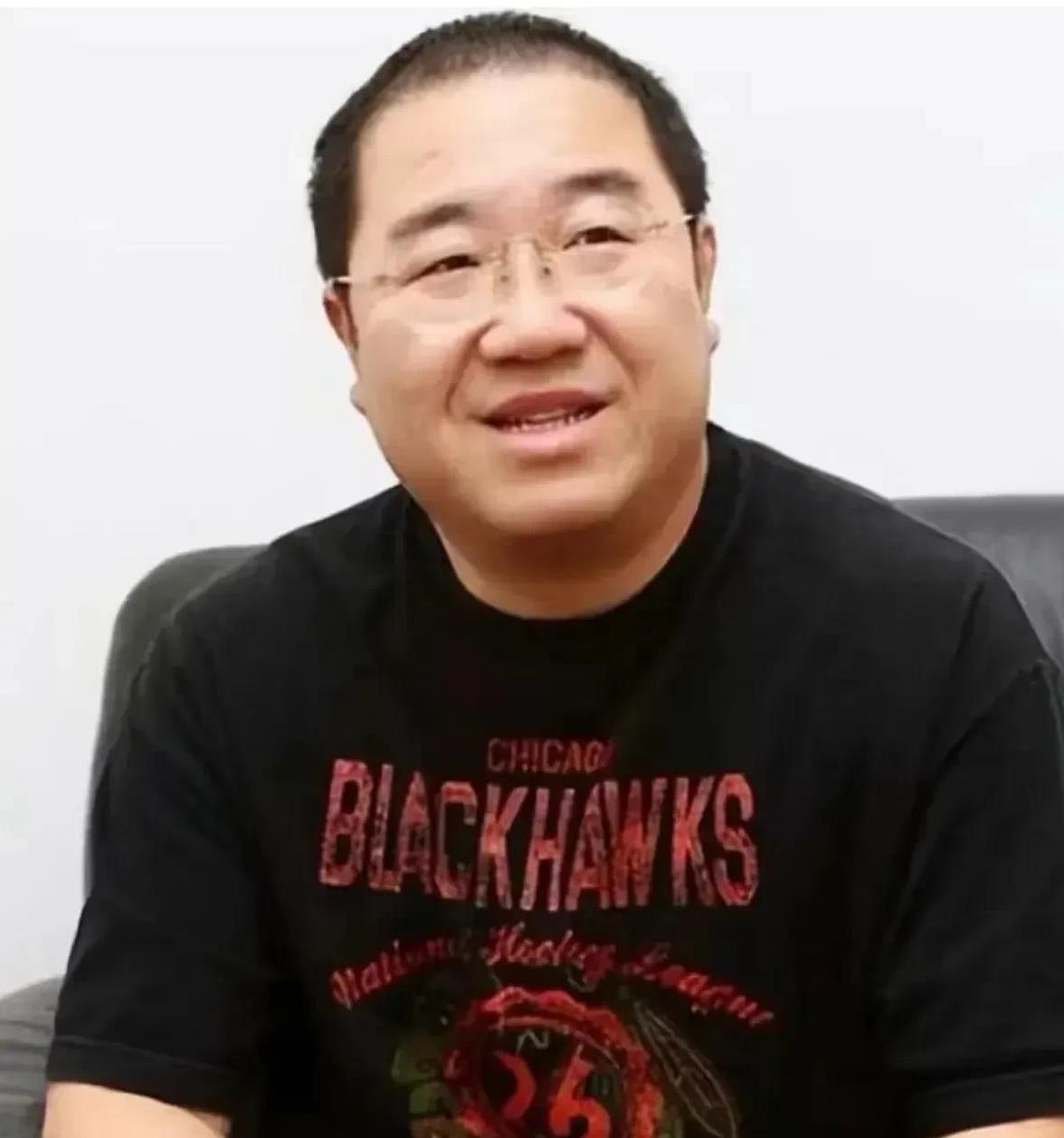 英达说现任老婆虽然有才华，却不没有什么事业心，虽然喜欢热闹，绝不愿和人打交道。结