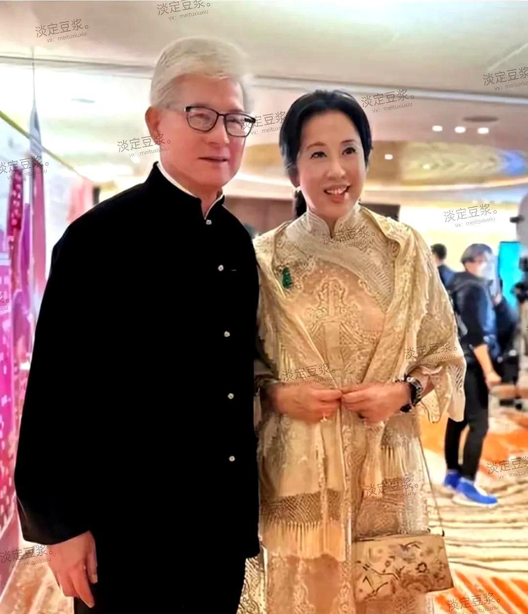 朱玲玲一家近日被网友在丽江偶遇的画面堪称豪门模范家庭范本。
64岁的她与丈夫罗康