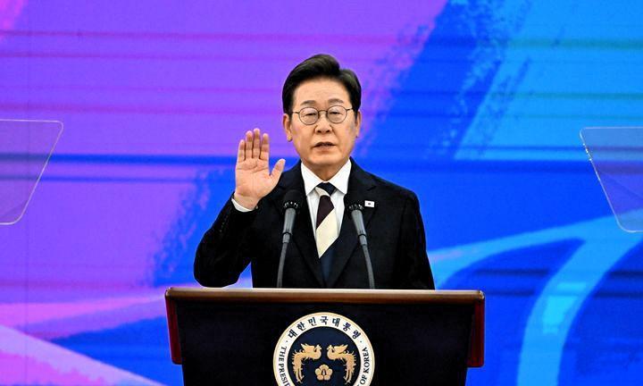 突发！韩国极右翼团体涉嫌在选举期间攻击李在明，其负责人被禁止离境。
在韩国总统大