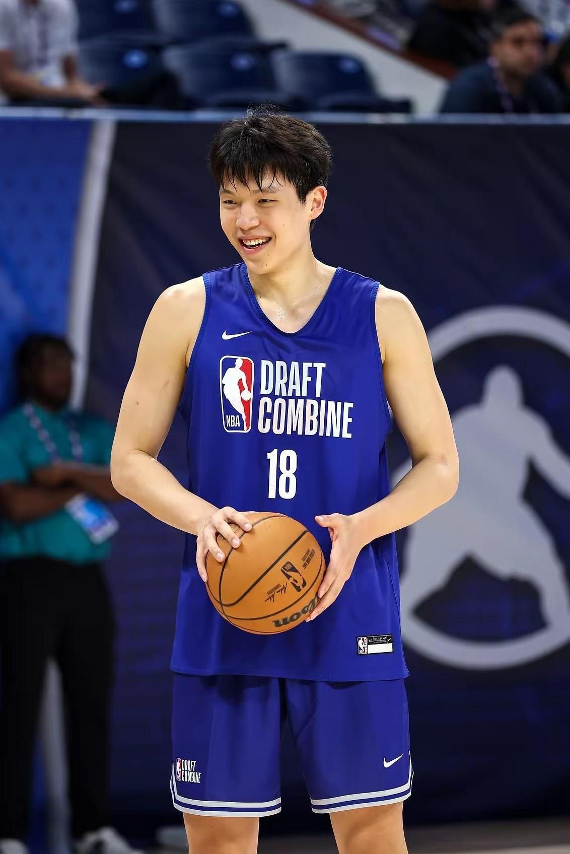 青岛男篮的杨瀚森在NBA选秀模拟中达到了第22顺位，这在近年来是相当高的排名，男