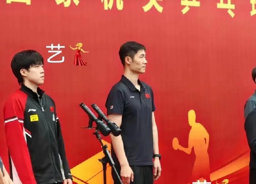 红底背景板超有氛围感，莎头站那儿自带光芒，曼昱气场也slay～赛场里对拉超精彩，