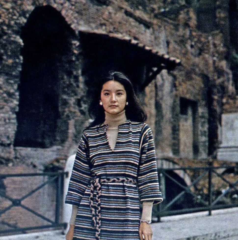 ?珍贵的旧照片
1977年，23岁的林青霞与24岁的胡因梦身处意大利。
19