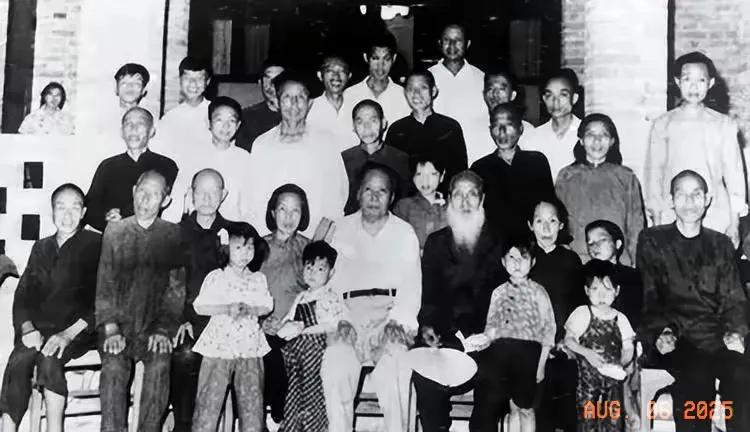 珍贵的一张照片。
1959年6月29日，毛主席回到了阔别30二年的韶山，和家乡的