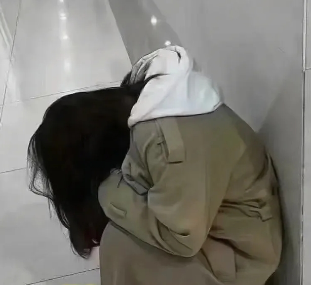 身边一女同事跟网恋男友奔现，两人在酒店待了6天，女同事回来后发现上厕所不舒服，结
