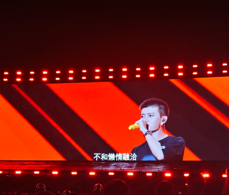 任嘉伦的生图是能直接出圈的程度！舞台灯光下的侧颜轮廓绝美，这真人帅得有点不真实了