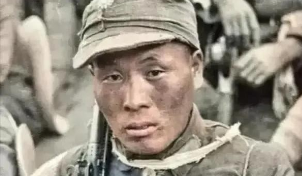 1945年5月，机枪手曾岳峰因伤掉队，没想到，他遇到100名日军正在吃饭！他立马