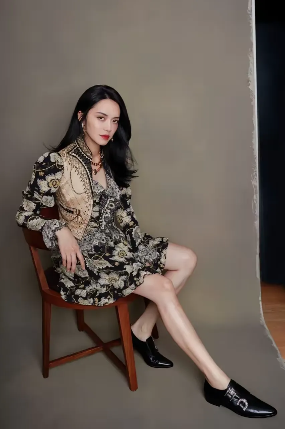 姚晨，169cm，脚上的大皮鞋，最小也得42码吧！