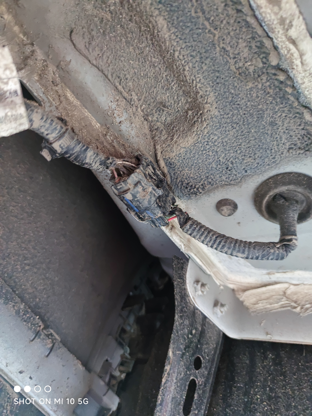 帮忙看看你们车后面下底都这样么？
今天去首保了，拍了几张照片，其中我发现在下底盘