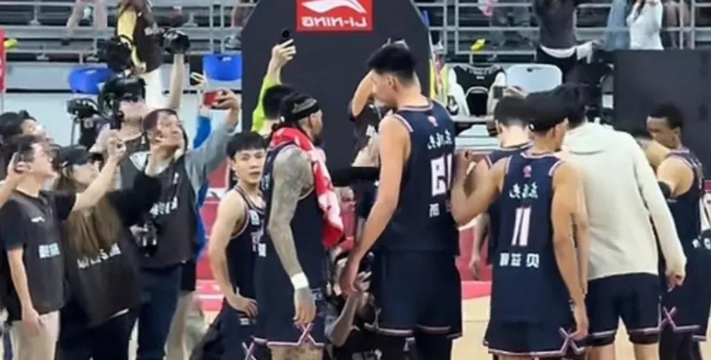 CBA季后赛，广东华南虎首战上海大鲨鱼！
今晚，本赛季CBA常规赛已经全部结束，