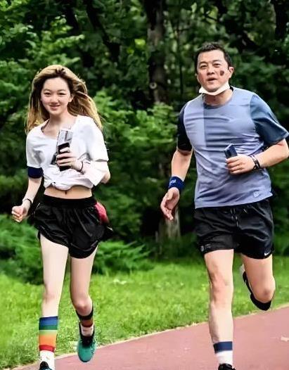 #19岁李嫣抽电子烟# 李亚鹏带女儿李嫣参加朋友聚会，被发现小姐姐熟练的抽“电子