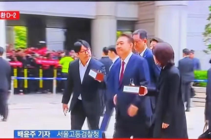 尹锡悦把保卫处和警察厅八个人给告了，这些人就是以前负责保卫他安全的人员，说他们泄