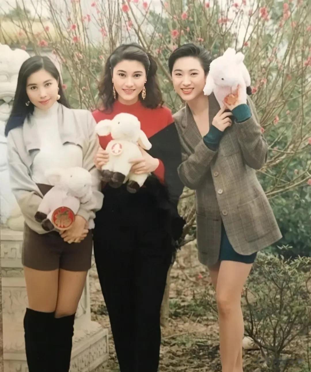 其实把这几张照片放大来看，还是李嘉欣最美，理由很简单，三个都有相同身高，所以李嘉