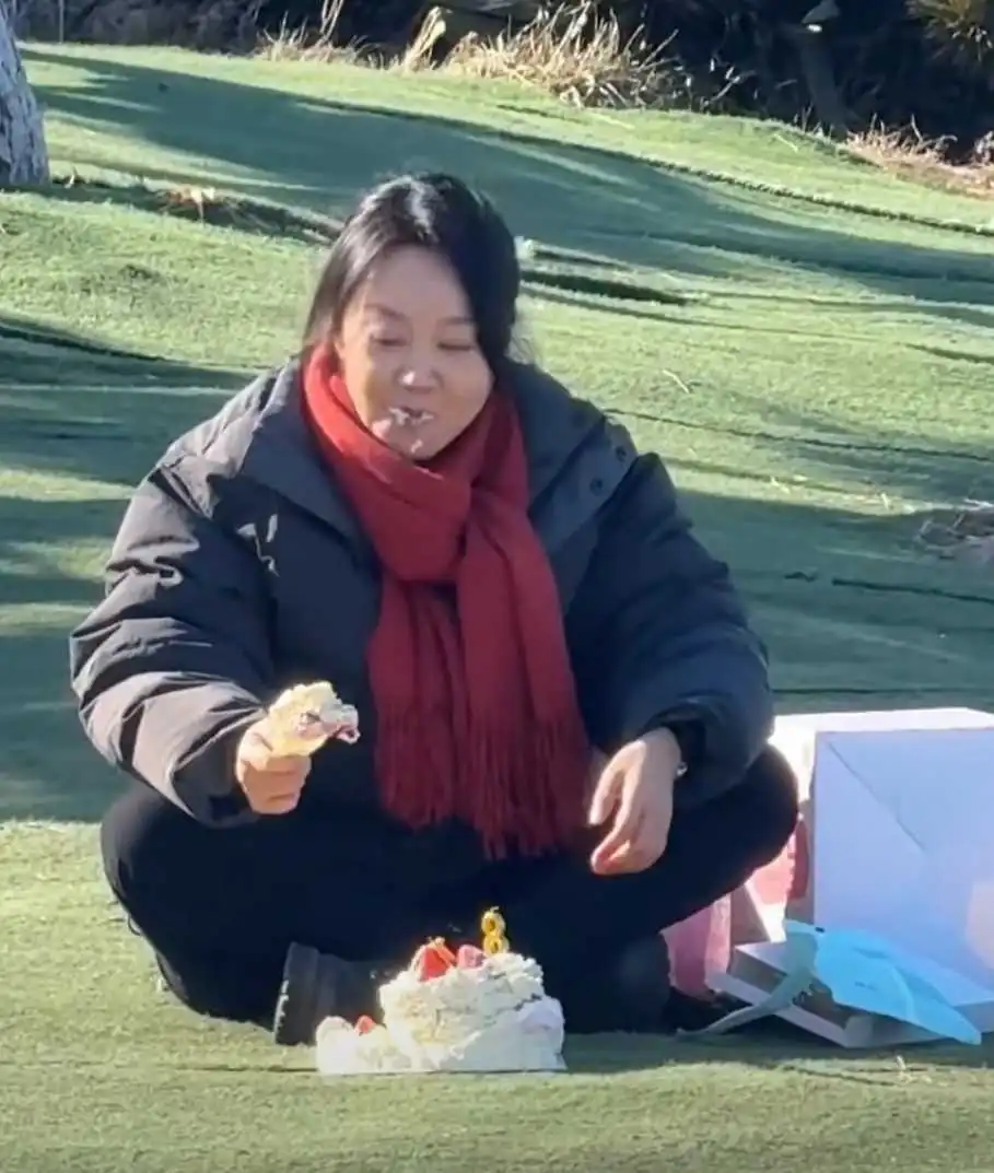 闫妮真的很普普通通、接地气