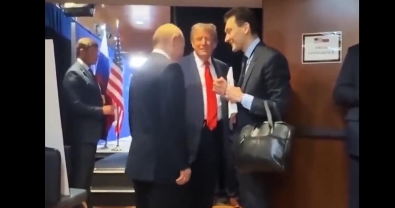 普京给全世界都上了一课，如何不需要放狠话？就能让川普言听计从。
当地时间8月15
