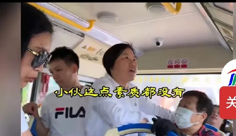 痛斥崇洋媚外看不起人











美国副总统万斯公开辱骂中国人是“乡巴