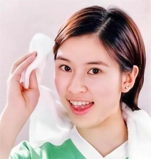 昔日TVB女演员陈思齐近日竟惊爆摆摊卖鸡爪！这位曾在《学警出更》《搜神传》等剧中
