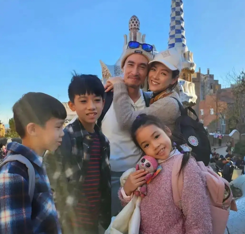 香港师奶杀手明星“陈豪”博到尽！
早年视帝光环娱乐事业蒸蒸日上，被廖碧儿甩后成为