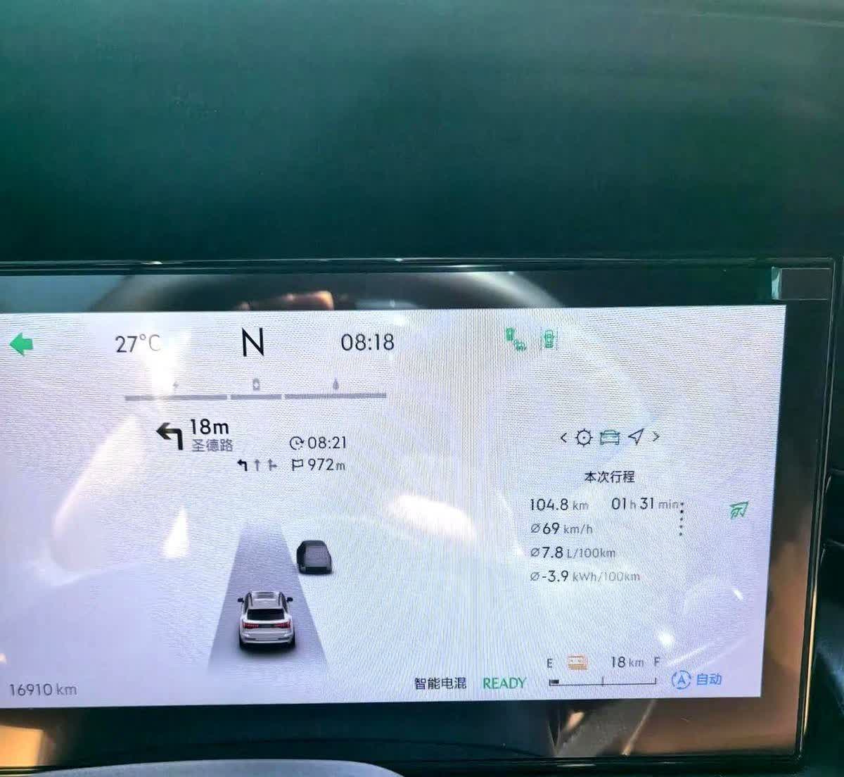插混车，两个半月没用油了，今天智能电混用油跑一下，起步纯电续航里程为4km。
