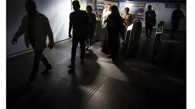 葡萄牙、西班牙大停电，居民陷入“黑暗时刻”