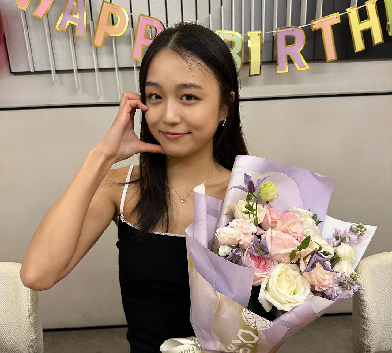 朱易晒出生日照片，其中有款蛋糕上，写着：happy birthday my ba