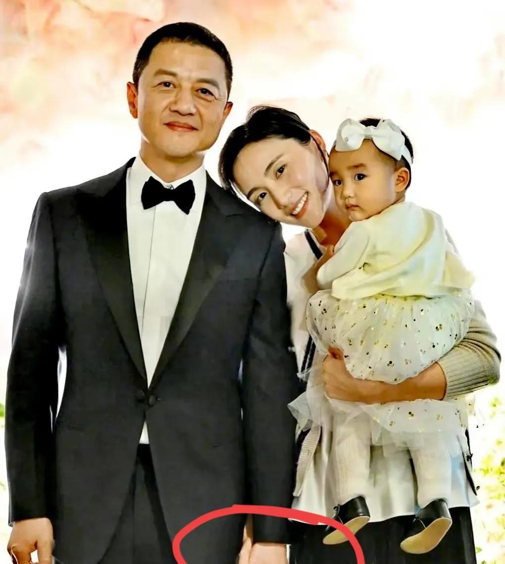 娶妻当娶贤，
李亚鹏的妻子海哈金喜真的是个好老婆。
知道李亚鹏出差忙，没时间照顾